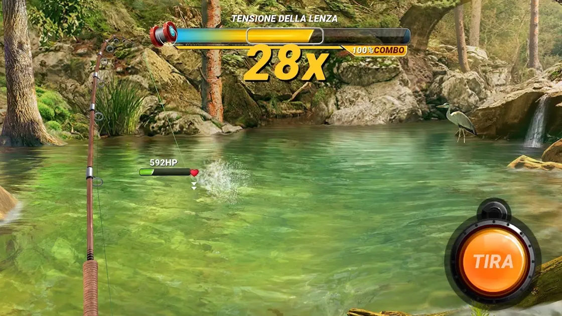Barra TENSIONE DELLA LENZA e pulsante arancione TIRA sopra un fiume verde in Fishing Clash